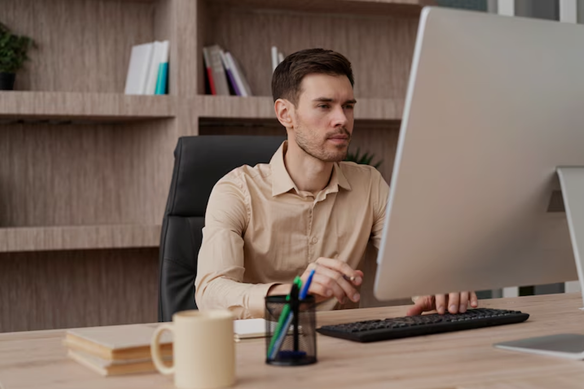 Un membre de L'équipe Fortissimos Group en réunion