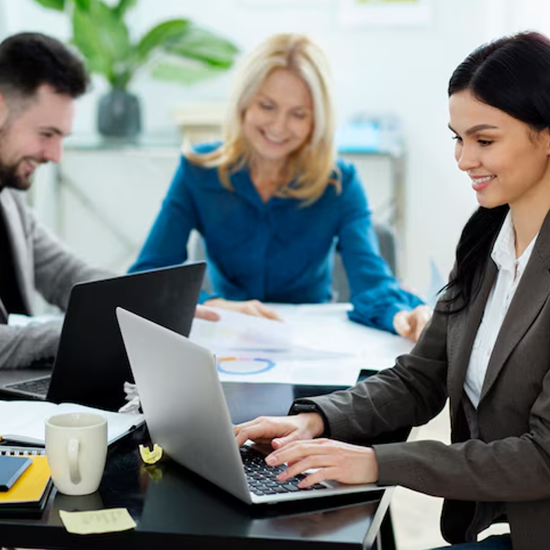 Un employé de chez  travaille au bureau en partage son expérience dans une ambiance agréable
