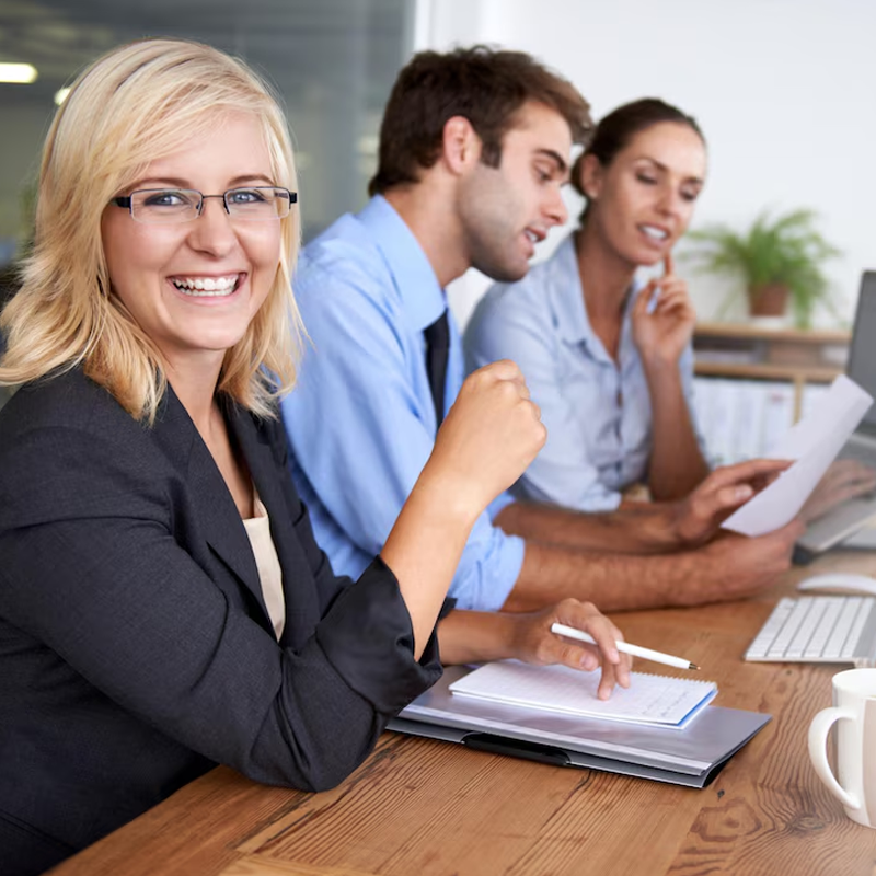 Trois membres de L'équipe Fortissimos Group collaborent autour d'un projet