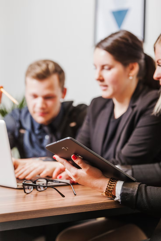 Deux employées de  prennent du temps pour rire et parler.