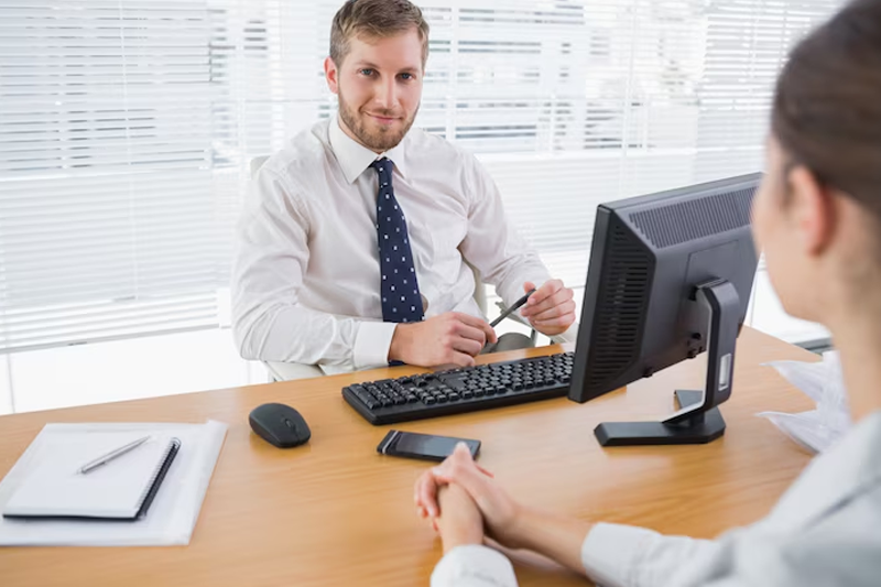 Un membre de L'équipe Fortissimos Group spécialisé en recrutement lors d'une réunion d'équipe.